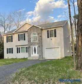 Pocono Escape - Modern & Cozy - Image 2