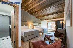 Cove Creek Lodge 218 Lakeside Double Queen Room - Image 4