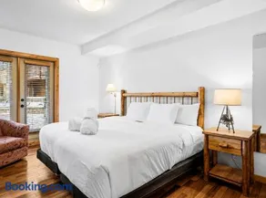 Spring Creek Courtyard Retreat Hot Tub, Pool Table & Trailside Access - Image 2