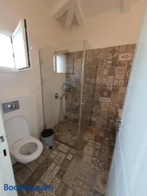 היחידה ליד הנחל עם הנוף לחרמון - Image 3