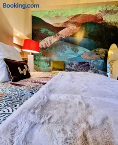 Luxury apartment with veranda, downtown - Image 2