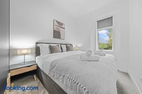 Spacious 2 Bed Apartment - Perfect for Long or Short Stays - Sleeps 4 - Free On Street Parking - Image 3