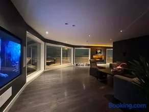 Skyline Penthouse with Private Terrace and Free Parking - Image 1