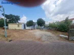 בית קרקע לנופש עם חצר גדולה במרכז קרית שמונה - Image 2