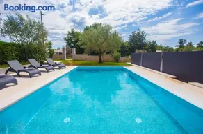 Three-Bedroom Apartment Mir with Private Infinity Pool - Image 2