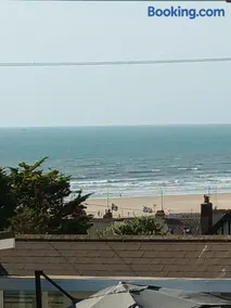 Contemporary one bed studio. Sea views and parking - Image 1