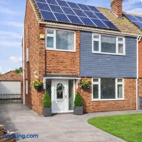 Danby House Messingham - Sleeps 5 Family & Contractor - Garden & Parking - Scun-thorpe, Brigg, Elsham, Barton - Image 2