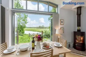 Secluded, New Forest Riverside Lodge - Image 5