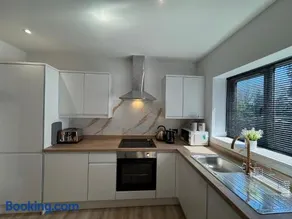 Stylish Modern Studio, Hotel-Quality Stay - Image 3