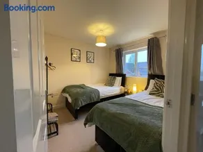 Central location -3 Beds, 2 baths , off-street parking, fast Wifi, sleeps 7 - Image 4