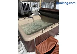 Quiet Guest Space with Hot Tub, Laundry, and Gym - Image 4