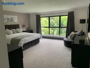 Luxury 5 Bed All En-Suite Cinema Room - Image 5