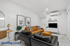 "Redcliffe Townhouse, King Bed, Horses Next Door, Short Walk to Beach" - Image 3