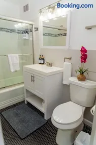Elegant & cozy retreat near shopping and restaurants in Buckhead - Image 2