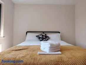 2 Bedroom Stay Perfect for Work, Study & Travel - Image 2