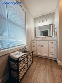 Modern Ranch 3 BDRM, sleeps 6 with HOT TUB - Image 5
