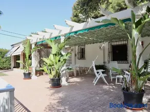 Villa con jardín y piscina privada - Image 2