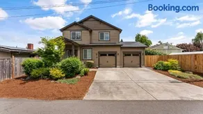 Spacious home centrally located by Science Center - Image 5