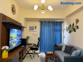 BayFront 1BR Condo in Pasay with FREE Wi-Fi, Netflix, Pool Access & Sauna, Near NAIA Airport, MOA, OKADA, CCP & PICC - Image 1