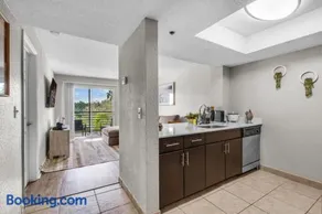Coastal 1BR Retreat in Fort Lauderdale - Image 4