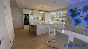 The Beach House Worthing 5 Bedrooms 3 Bathrooms Hot Tub BBQ - Image 3