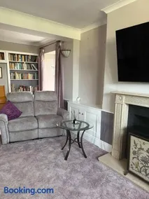 Huge 4 Bed Family house with garden and parking - Image 5