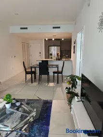 Stylish 1-Bedroom Getaway Apt- pool & gym - Image 1