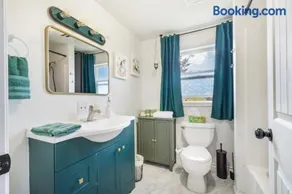 Charming Family-Friendly 2 Bedroom 1 Bathroom Retreat Near Astoria & Beach - Image 4