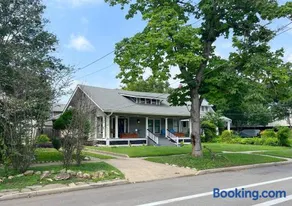 Historic 7BR Luxury with hot tub in the heart of town - Image 1
