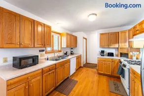 St Paul 5BR for 10 - Private Yard Near Golf - Image 4