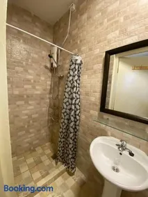 Spacious Apartment Minutes from the Beach - Image 4