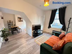 Homey Grimsby Sleeps 7 with Free Parking - Image 1