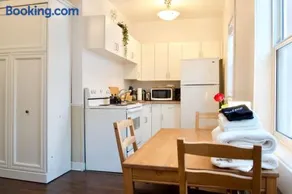 Cozy Studio Perfect for Business Travelers Downtown - Image 2