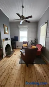 Pickett's Cottage - Restored Heritage Pioneer Home - Image 2