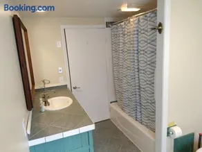 Maine Nest Comfy 2 Bedroom Apartment - Image 2
