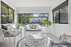 Waves Retreat - Coastal Style Home near Warana Beach - Image 2