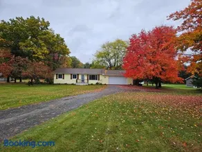 Clear Lake Retreat in West Branch & Game Room - Image 5