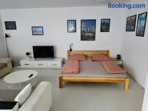Martin City Stay - Elegant Apartment with Private Parking - Image 1