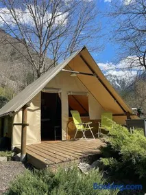 Tente de 4 personnes en pleine nature - Image 1