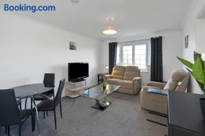 Free Parking - Central - Sleeps 4 - Image 5