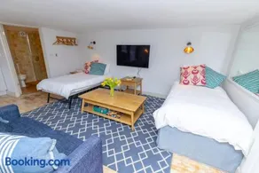 New - Pink cottage, Noss Mayo sleeps 7 - Image 2
