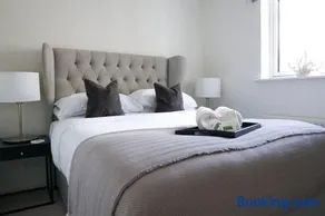 Stunning modern space with harbour views & free parking - Image 4