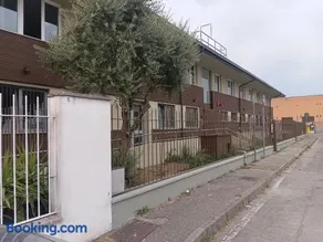 Linate Home Suite & Aparthotel - 10 minutes by walk from-to airport - Con parcheggio sorvegliato in loco e a 10 minuti a piedi da e per aeroporto di Linate metro blu M4 - Image 1