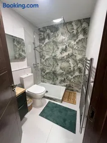 2 bedroom deluxe Galway city centre location location Free parking - Image 3