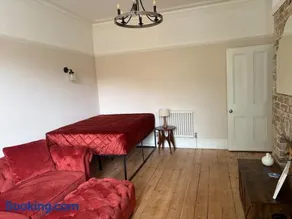 Pretty period property sleeps 4 guests with shared garden - Image 2