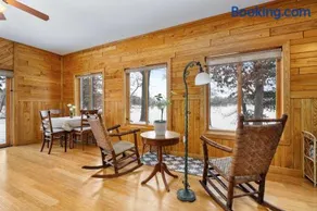Horseshoe Lake Home with Kayaks and Sunset Views - Image 4