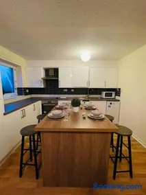 Edinburgh Two Bedrooms Apartment with Free Parking - Image 5