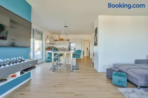 Stunning 2BR Flat with Terrace and private parking - Image 2