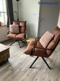 Bungalow op bedrijf met melkkoeien - Image 1