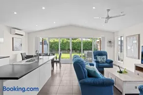 Charming 4Bedroom Home Near Train Station and Beaches - Image 2